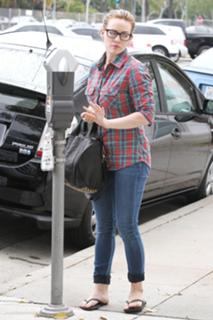 Hilary Duff feet photo thumbnail