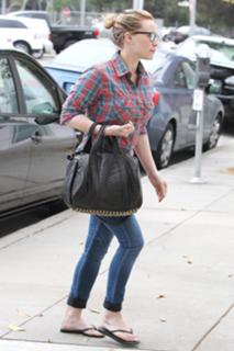Hilary Duff feet photo thumbnail