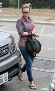 Hilary Duff feet photo thumbnail