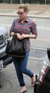 Hilary Duff feet photo thumbnail