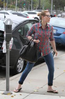 Hilary Duff feet photo thumbnail