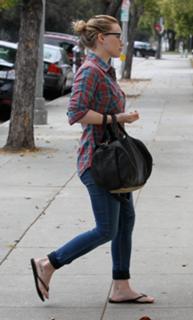 Hilary Duff feet photo thumbnail