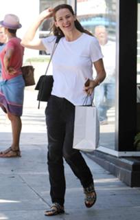 Jennifer Garner feet photo thumbnail