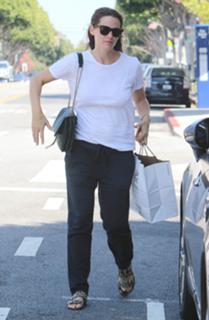 Jennifer Garner feet photo thumbnail