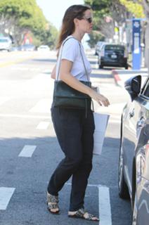 Jennifer Garner feet photo thumbnail