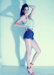 Kendall Jenner feet photo thumbnail