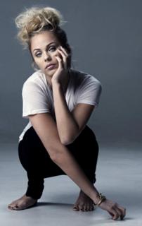 Laura Vandervoort feet photo thumbnail
