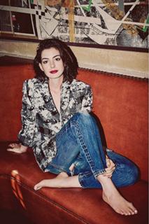 Anne Hathaway feet photo thumbnail