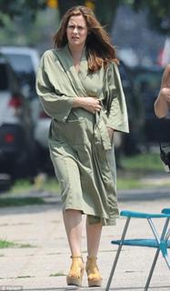 Alicia Silverstone feet photo thumbnail