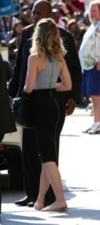 Emily Blunt feet photo thumbnail
