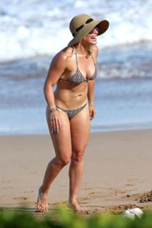 Hilary Duff feet photo thumbnail