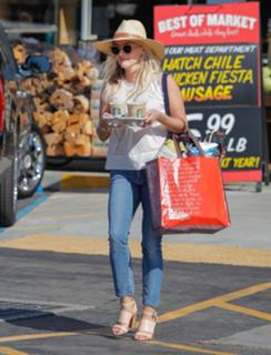 Reese Witherspoon feet photo thumbnail