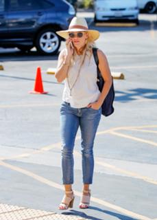 Reese Witherspoon feet photo thumbnail