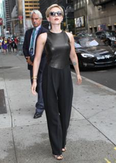 Scarlett Johansson feet photo thumbnail