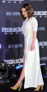 Emilia Clarke feet photo thumbnail