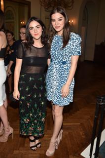 Hailee Steinfeld feet photo thumbnail