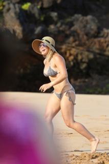 Hilary Duff feet photo thumbnail