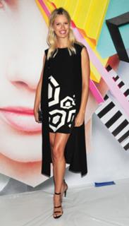 Karolina Kurkova feet photo thumbnail