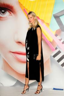 Karolina Kurkova feet photo thumbnail