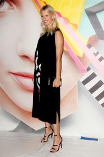Karolina Kurkova feet photo thumbnail