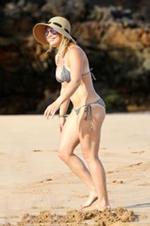 Hilary Duff feet photo thumbnail
