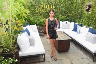 Selena Gomez feet photo thumbnail