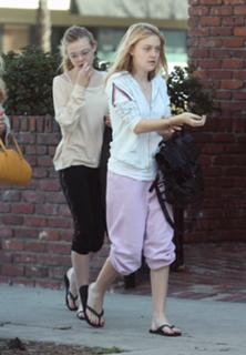 Dakota Fanning feet photo thumbnail
