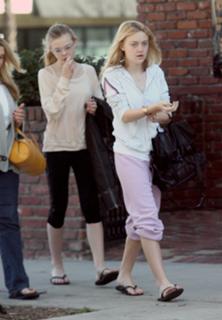 Dakota Fanning feet photo thumbnail
