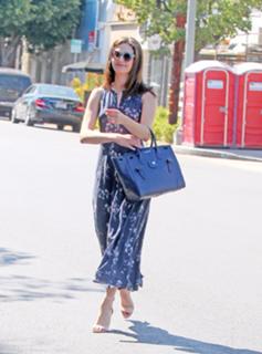 Emmy Rossum feet photo thumbnail