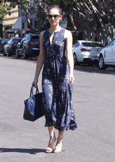 Emmy Rossum feet photo thumbnail