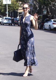 Emmy Rossum feet photo thumbnail