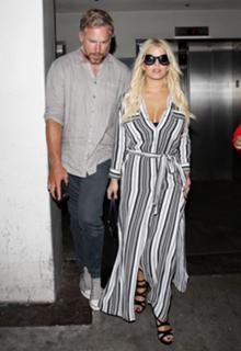 Jessica Simpson feet photo thumbnail