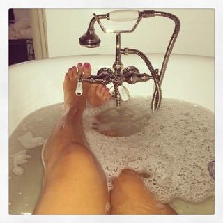 Jessie James Decker feet photo thumbnail