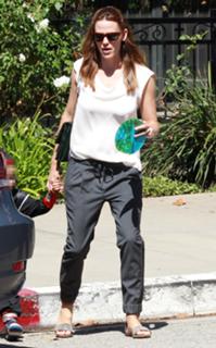 Jennifer Garner feet photo thumbnail