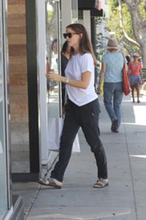 Jennifer Garner feet photo thumbnail