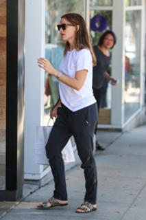 Jennifer Garner feet photo thumbnail