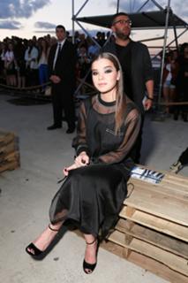 Hailee Steinfeld feet photo thumbnail