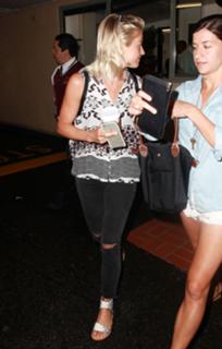 Julianne Hough feet photo thumbnail