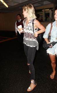 Julianne Hough feet photo thumbnail