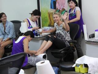 Julianne Hough feet photo thumbnail