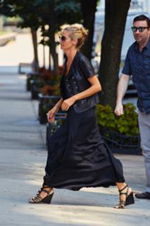 Heidi Klum feet photo thumbnail