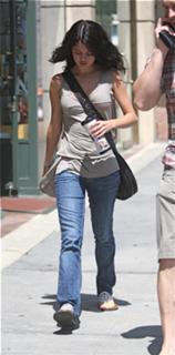 Selena Gomez feet photo thumbnail