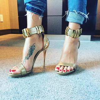 Brooke Burke feet photo thumbnail