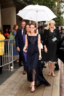 Kristen Stewart feet photo thumbnail