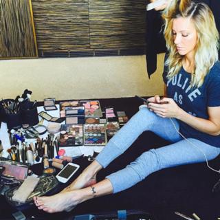 Katie Cassidy feet photo thumbnail
