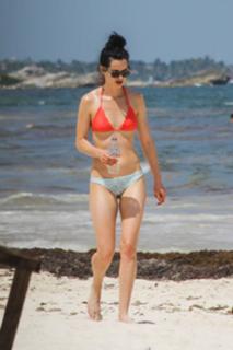 Krysten Ritter feet photo thumbnail