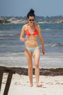Krysten Ritter feet photo thumbnail