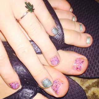 Miley Cyrus feet photo thumbnail