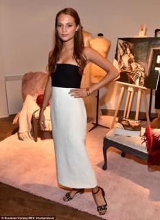Alicia Vikander feet photo thumbnail