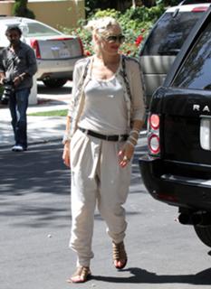 Gwen Stefani feet photo thumbnail
